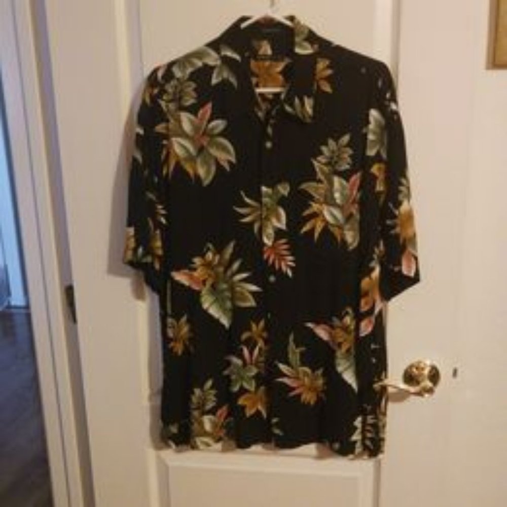 100% Rayon Black Hawaiian Short Sleeve shirt - Van Heusen - Size XL